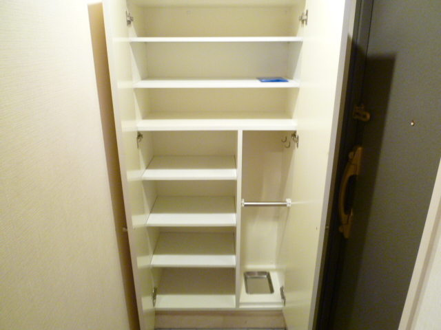 玄関　※別部屋のモデル写真です。