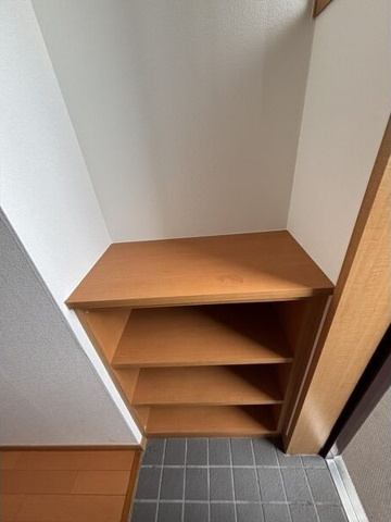 玄関　※写真は同じマンションの違う部屋のものになります。