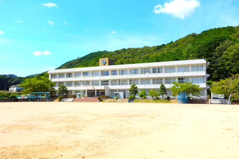 小学校　上菅小学校（小学校）まで911m