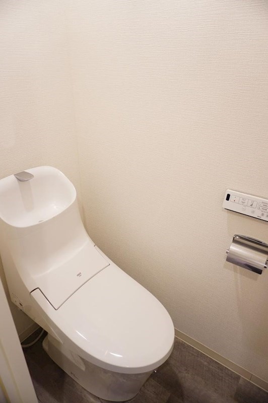 トイレ　トイレは快適な温水洗浄便座付き