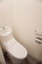 トイレ　トイレは快適な温水洗浄便座付き