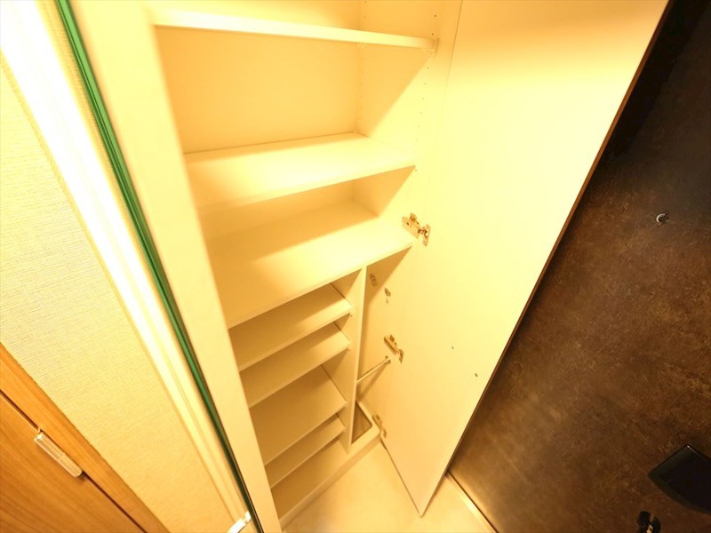 玄関　玄関　シューズボックス付（収納充実してます）