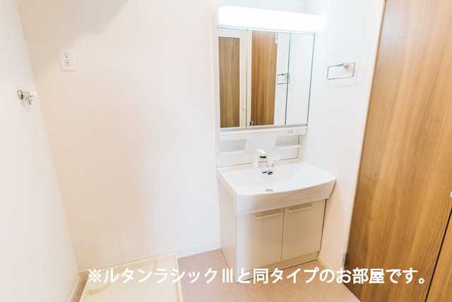 洗面設備　コンパクトで使いやすい洗面所