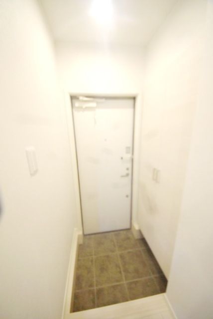 玄関　お問い合わせはタウンハウジング千歳烏山店へ