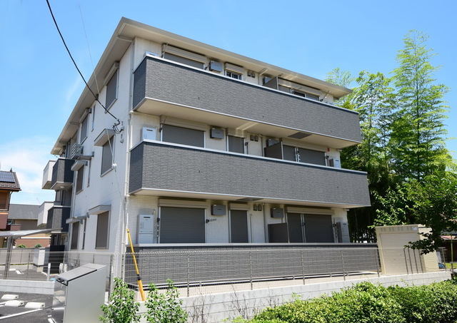 建物外観　～緑が映える外観ですっ～