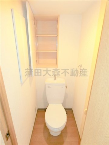 トイレ　棚付きのトイレ