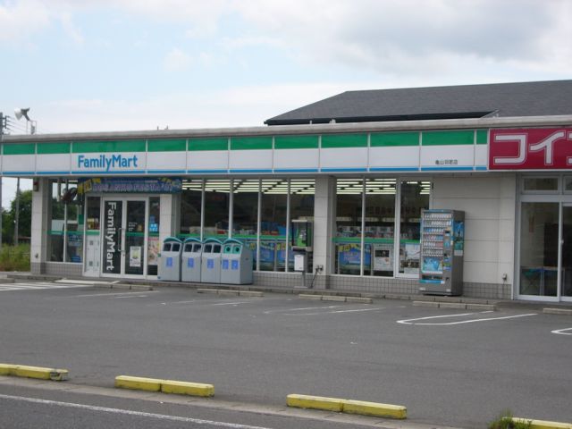 コンビニ　ファミリーマート（コンビニ）まで330m