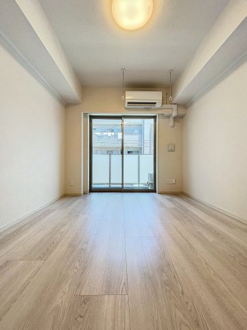 居室・リビング　落ち着いた色合いの床材を使用した居住空間です。