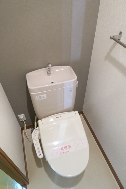 トイレ　嬉しい温水洗浄便座付