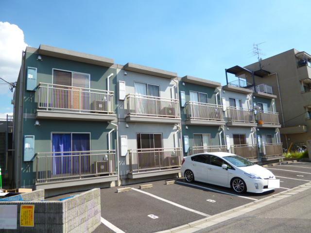 建物外観　前面駐車場スペース♪