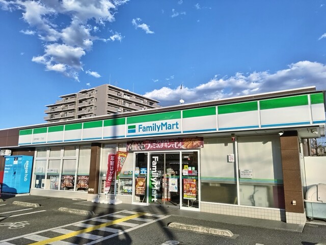 コンビニ　ファミリーマート　三郷早稲田一丁目店（コンビニ）まで300m