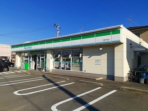 コンビニ　ファミリーマート（コンビニ）まで650m