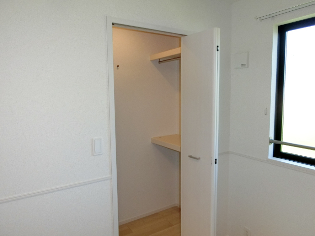 収納　同型の部屋の写真を使用しております。