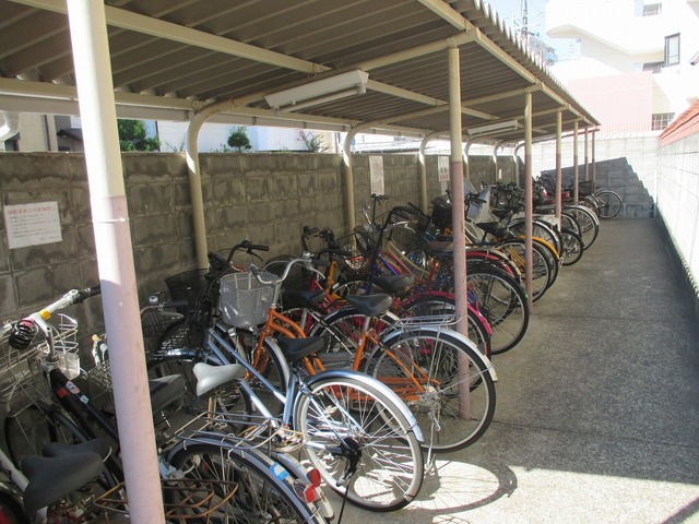 その他　屋根のある自転車置き場です