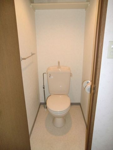 トイレ　タオル掛け・コンセント有