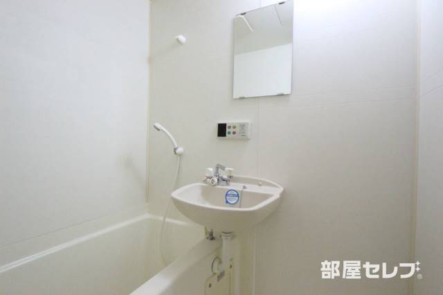 洗面設備　洗面台に鏡もついてます