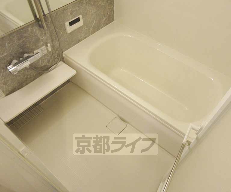 バス・シャワールーム　１坪サイズの広いお風呂です。