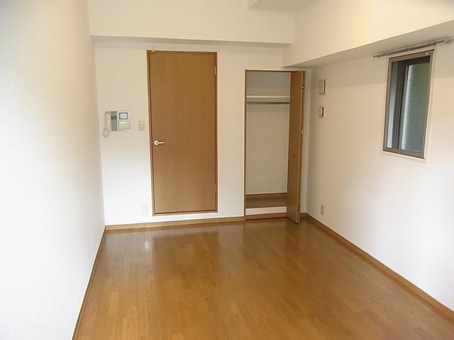 居室・リビング　角部屋２面採光の明るいお部屋