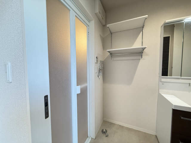 その他部屋・スペース　上部には便利な稼働棚とハンガーパイプをご用意