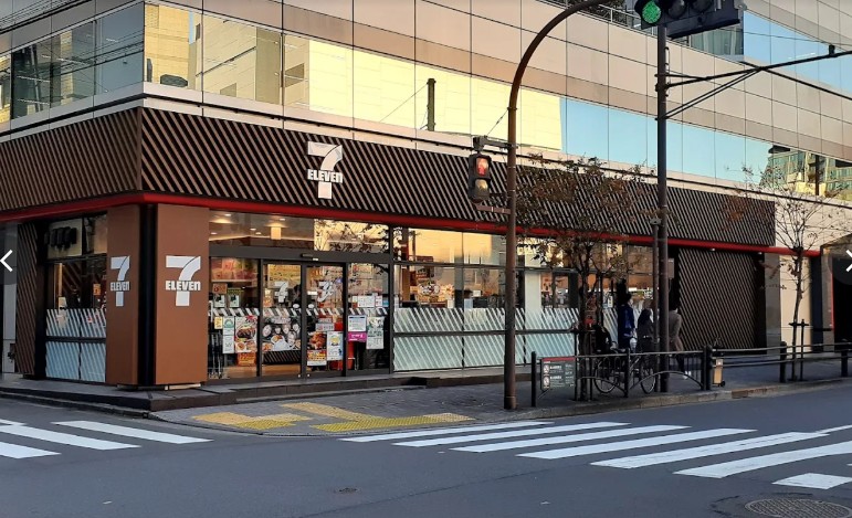 コンビニ　セブンイレブン麹町駅前店（コンビニ）まで134m