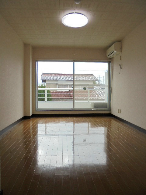 居室・リビング　205号室です