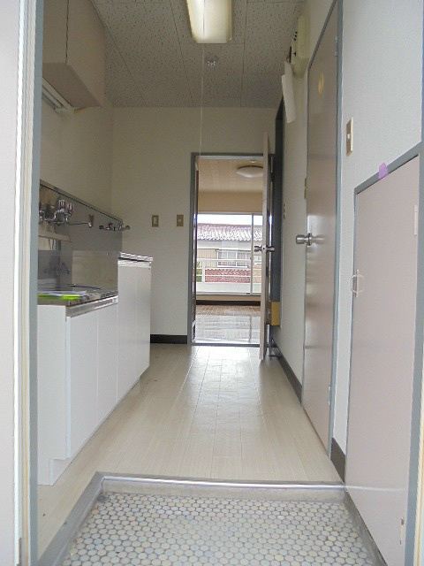 玄関　205号室です