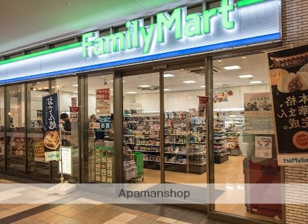 コンビニ　ファミリーマートアワーズイン阪急ツイン館店（コンビニ）まで162m