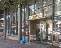 コンビニ　デイリーヤマザキ 六本木3丁目店（コンビニ）まで670m