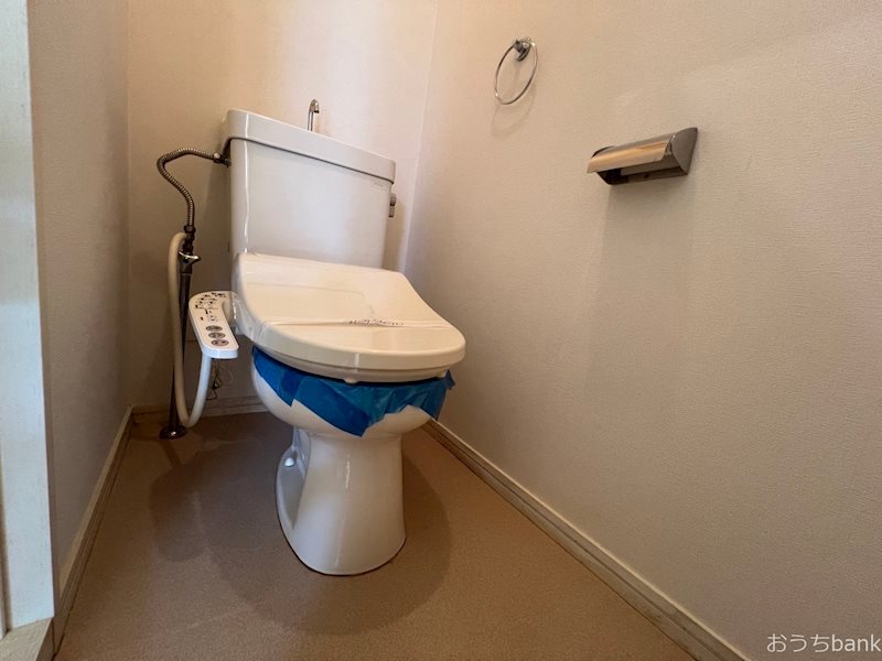 トイレ　清潔感のある洋式トイレは温水洗浄便座がついてます。