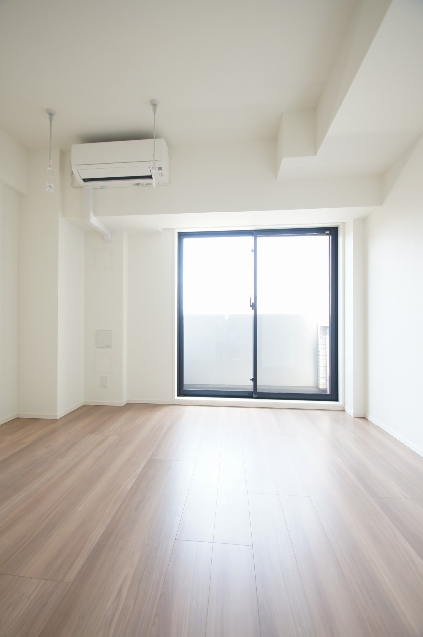 居室・リビング　落ち着いた色合いの床材を使用した居住空間です。