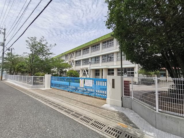 小学校　三里小学校（小学校）まで913m