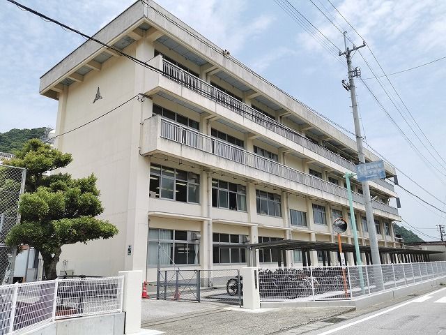 中学校　三里中学校（中学校）まで1029m