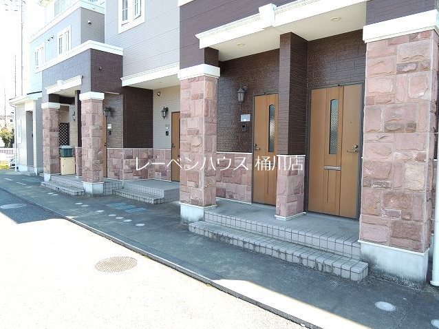 玄関　レーベンハウス桶川店へ　048-787-5511