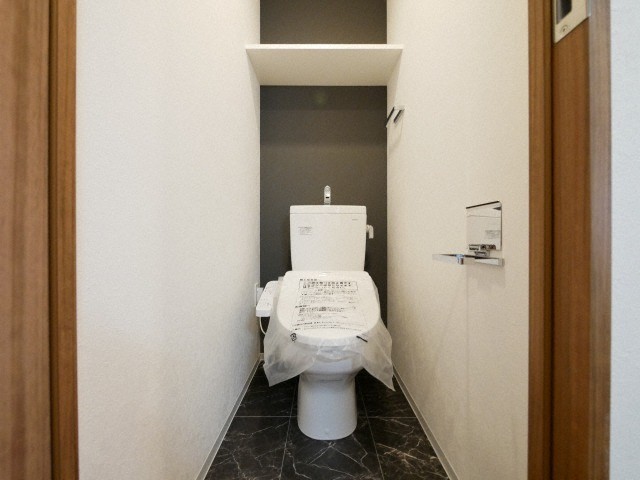 トイレ　落ち着いた色調のトイレです
