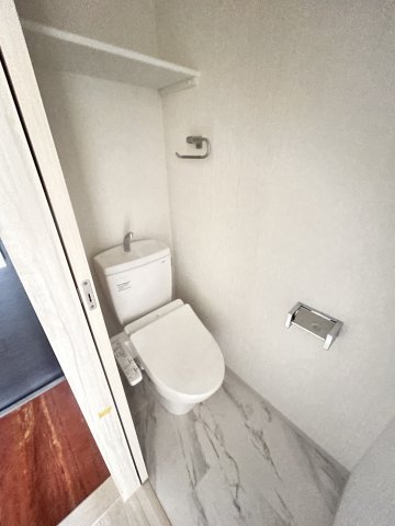 トイレ　落ち着いた色調のトイレです
