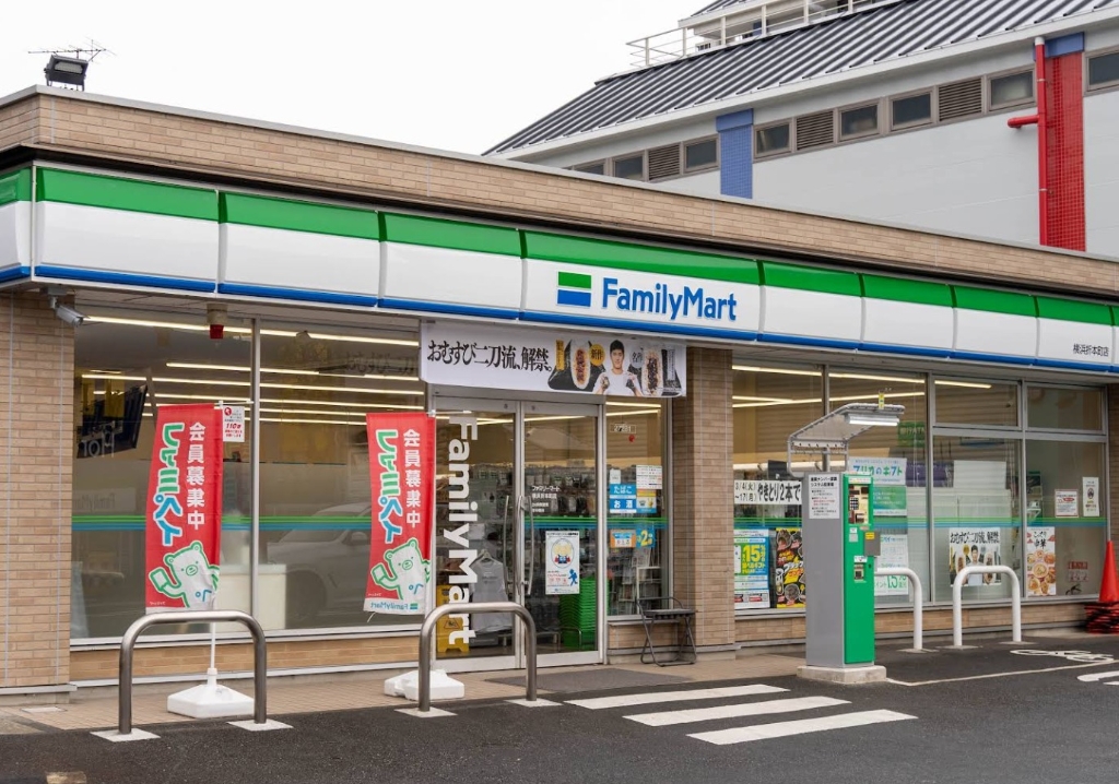 コンビニ　ファミリーマート 横浜折本町店（コンビニ）まで910m
