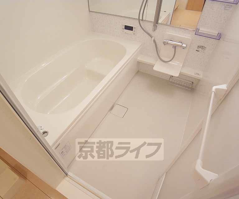 バス・シャワールーム　追炊き機能付きのバスルームです。