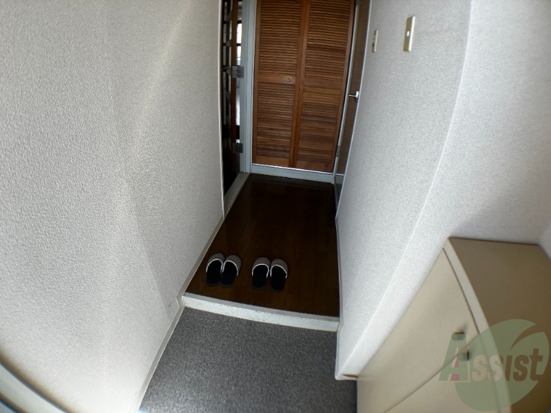 玄関　玄関からの様子です。すぐ部屋が見えないのは安心ですね。