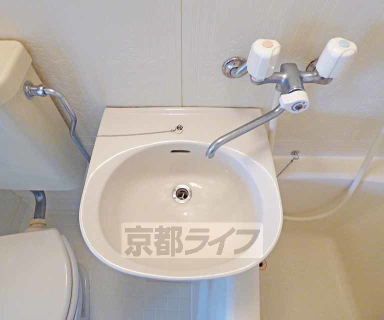 洗面設備　綺麗な洗面台です。