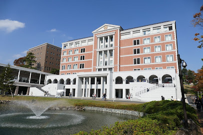 大学・短大　玉川学園玉川大学入試広報部入試広報課（大学・短大）まで1116m