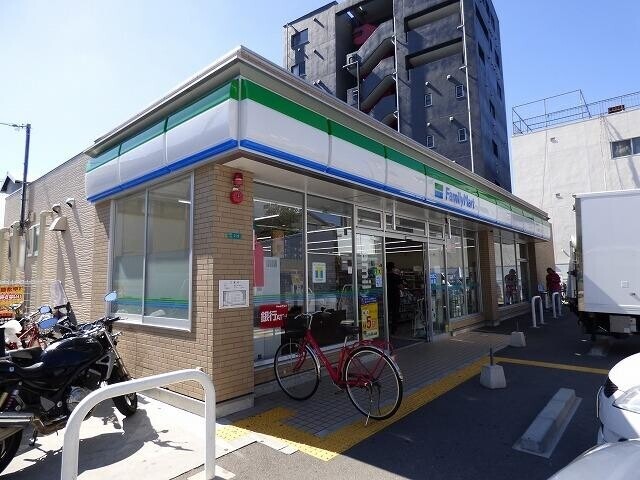 コンビニ　ファミリーマート（コンビニ）まで322m