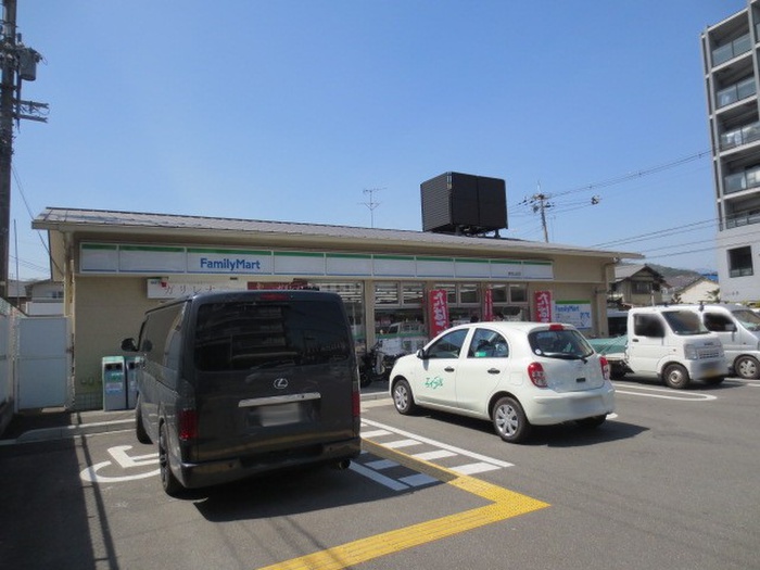 コンビニ　ファミリーマート西京山田口（コンビニ）まで200m