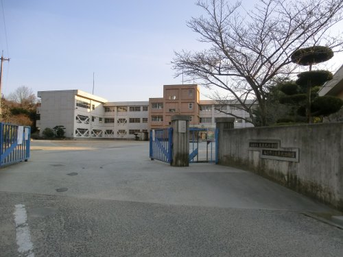 小学校　尾道市立栗原北小学校（小学校）まで1007m