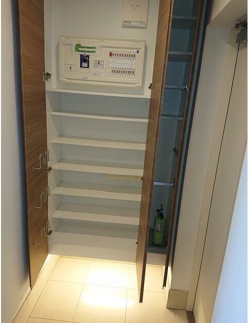 玄関　※別部屋参考写真