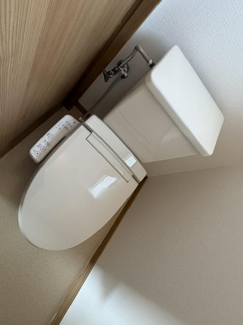 トイレ　温水洗浄暖房便座です