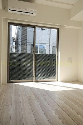 その他部屋・スペース　道を挟んで戸建がありますが、日当たりもあります。
