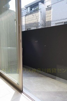 バルコニー　鉄筋コンクリート造物件ならではのしっかりしたバルコニーです。