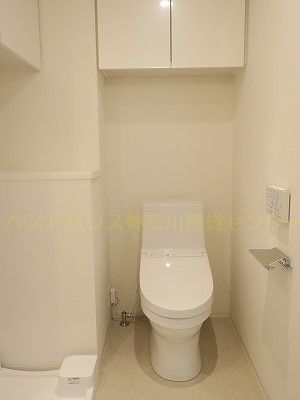 トイレ　トイレ上と洗濯機置場の上に吊戸棚あります。ストック収納に♪