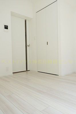 収納　室内には高さも幅もある大型の使いやすいクローゼット。