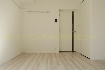 居室・リビング　お部屋は明るいカラーのフローリングで雰囲気良好です。